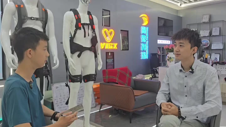 机械外骨骼展示现场，学生与受访者面对面交流